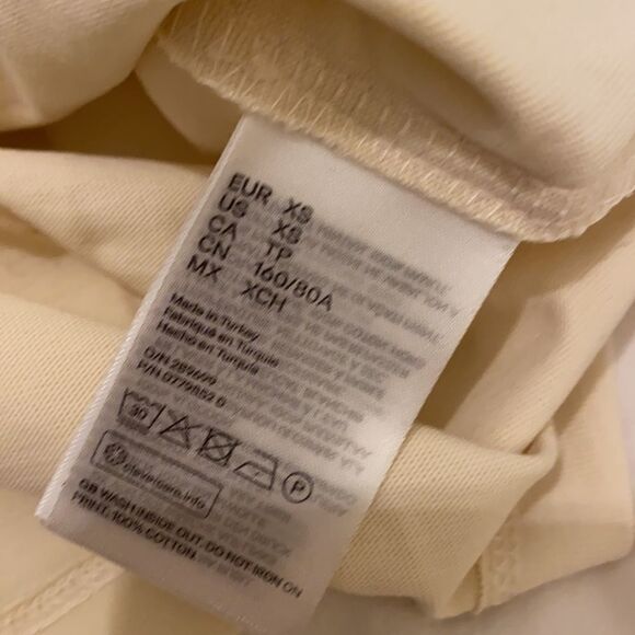 𝅺h&m t-shirt with motif at front. Size Xs. New. - Picture 5 of 8